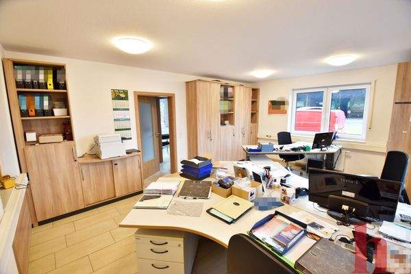 Helles Büro mit Ausstattung