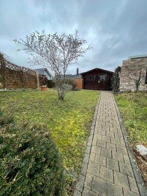 Gepflasterer Weg zum Gartenhaus 