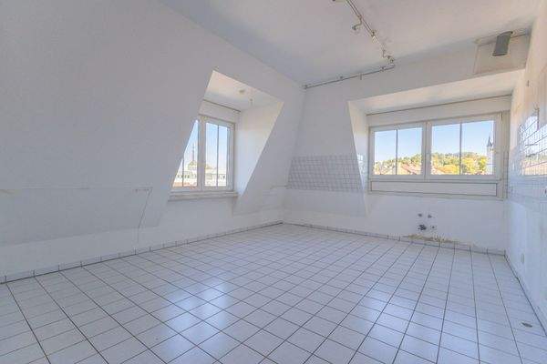 Küche mit Blick auf den Kirchturm und Zugang zum Balkon 
