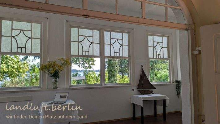 Klubraum. Das Segelboot aus Blech segelte früher 