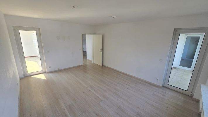 Wohnzimmer mit 2 Balkonen.