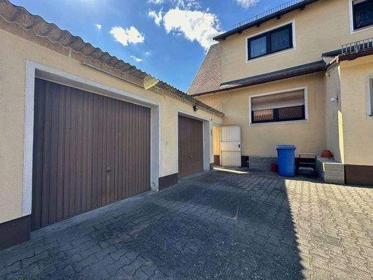 Zwei dazugehörige Garagen