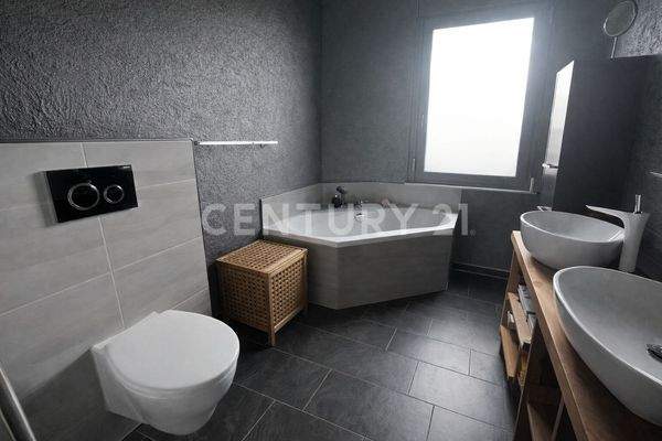 Badezimmer Oberg. - mit Eckbadewanne & bodengleicher Dusche