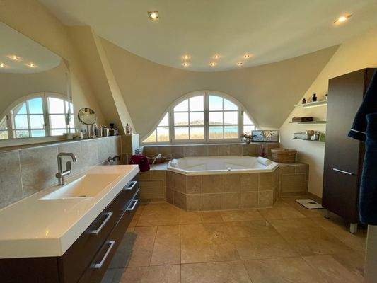 Badezimmer mit Fenster.jpeg