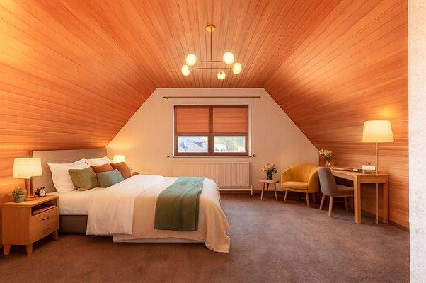 Dachstudio virtuell möbliert