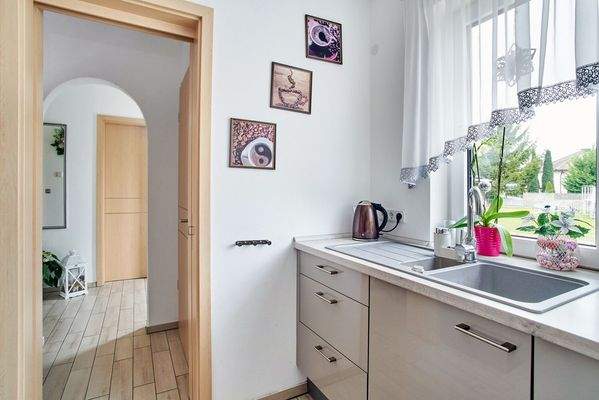 Küche mit Blick in die Diele ( Schiebetür) 