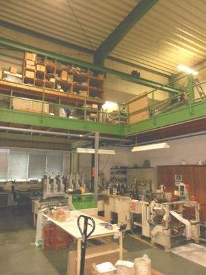 Blick von Halle auf Lager- und Arbeitsbühne