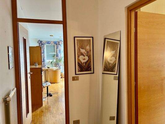 Charmante 3-Zimmer-Dachgeschosswohnung mit Terrasse, Aussicht & Garage – Silandro mansarda con terrazza e garage – attic apartment with terrace, view & garage in central location.