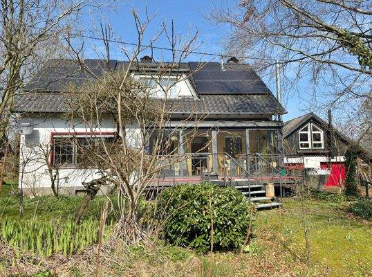 Vorderseite mit Wintergarten und Balkon