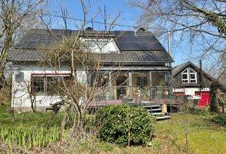 Vorderseite mit Wintergarten und Balkon