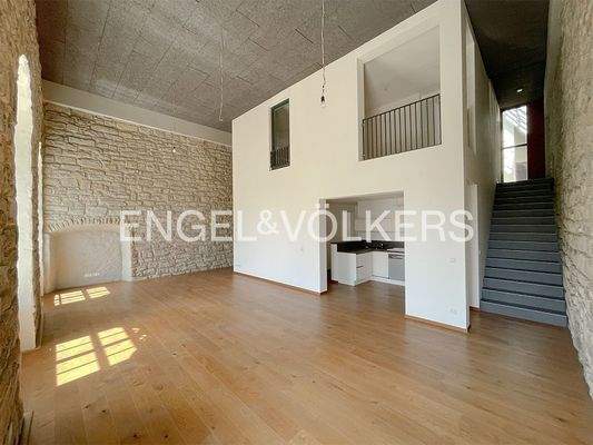 Wohnzimmer mit Blick zur Küche und Treppenaufgang