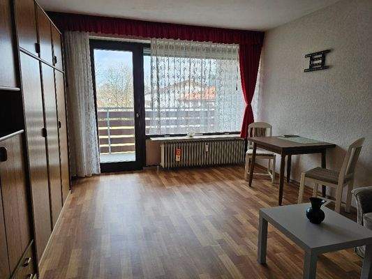 Wohn-/Schlafraum mit Balkonzugang