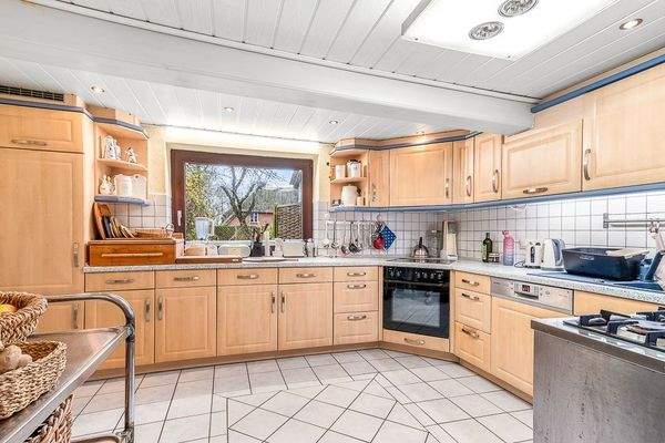 Küche mit Einbauküche