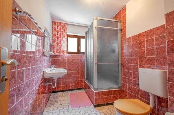 Tageslichtbad mit Dusche im 2. OG