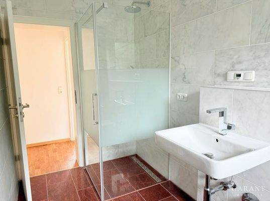 Badezimmit mit Dusche (Seite 1)