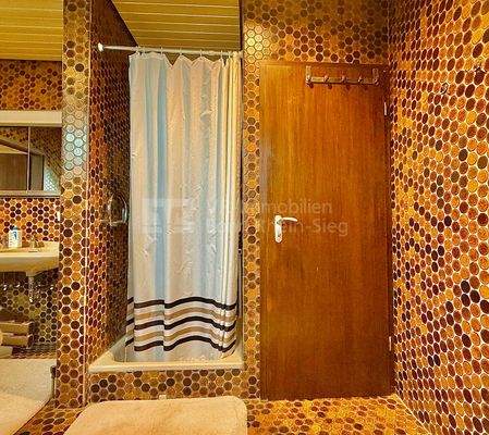 Badezimmer mit Duschkabine 