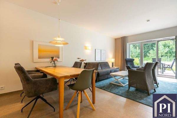 Essplatz mit Blick in den Garten