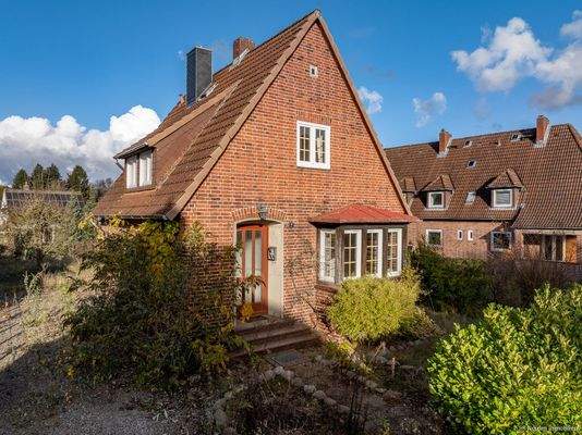 Vorderansicht des Backsteinhauses