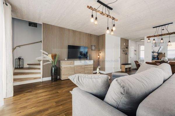 Wohnbereich mit Aufgang ins OG