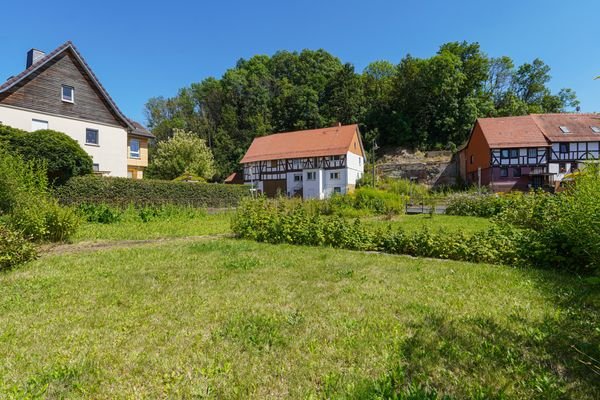 großer Garten vor dem Haus