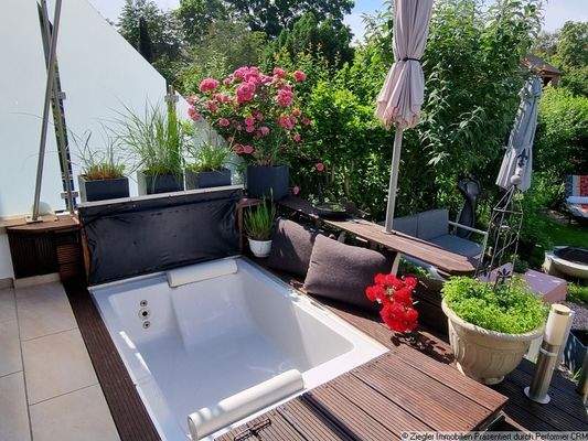 14 Gartenterrasse mit Whirlpool