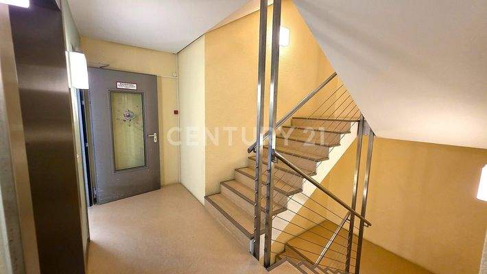 Attraktives Treppenhaus zu den Etagen