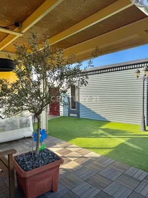 Sicht zum praktischen Gartenhaus