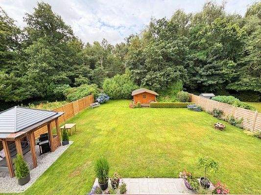 Gartenanlage direkt am Waldrand.jpg