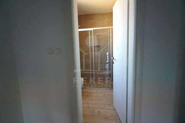 Zwei moderne und komfortable Bäder