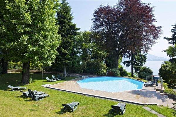 Ca. 10 m x 7 m großer Pool mit Traumseesicht