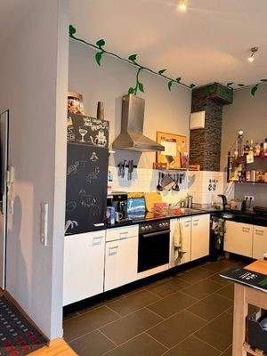 Moderne Küche mit Dekor