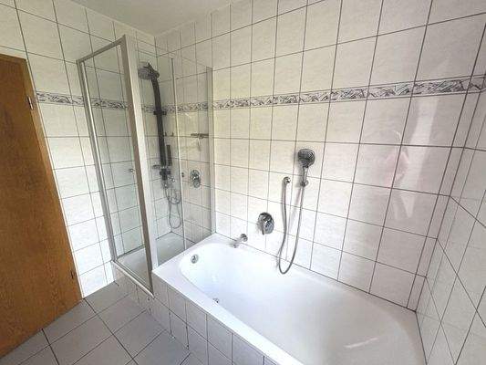 Dusche und Badewanne