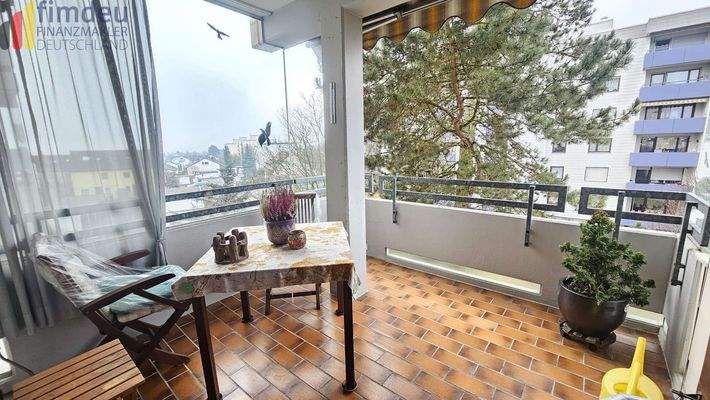 Sonniger Balkon mit Windschutz aus Echtglas