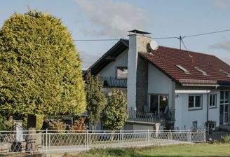 Ansicht mit Einfahrt