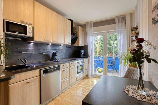 Küche mit Zugang zum Balkon Gartenseite