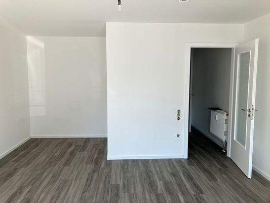 Wohn-und Schlafbereich, weiß gestrichen mit Vinylboden.JPG