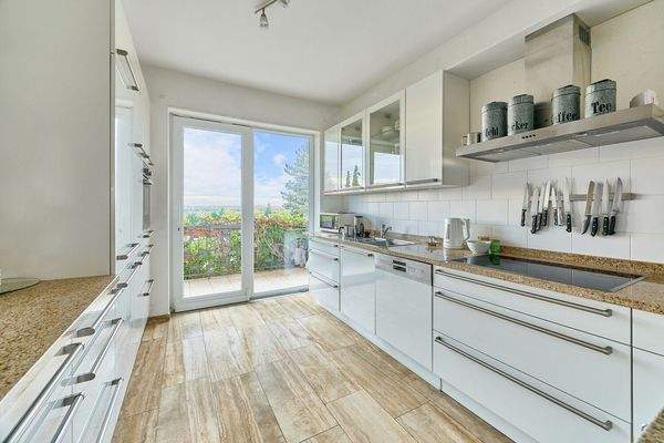 Moderne Einbauküche im Obergeschoss