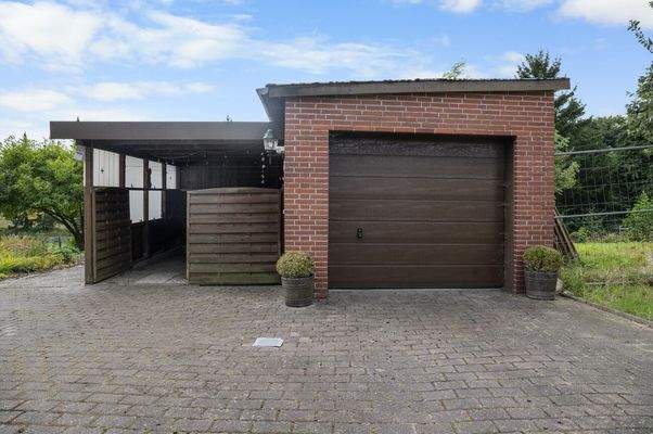 Garage mit Carport