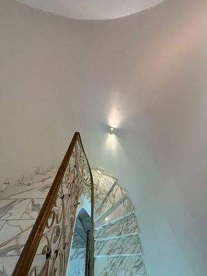 Imposanter Treppenaufgang  ins OG