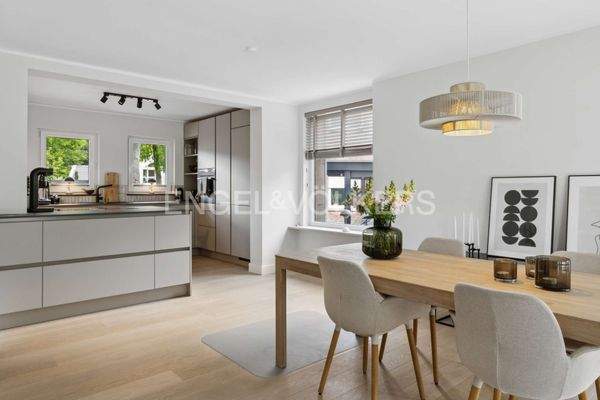 Moderne Einbauküche mit modernen Elektrogeräten