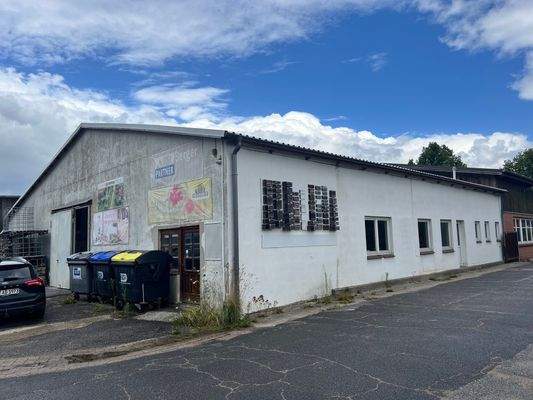 Halle neben Hauptgebäude