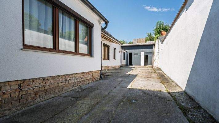 Einfahrtsbereich - Hof