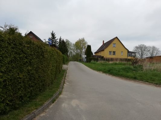 Grundstück rechts vor dem gelben Haus