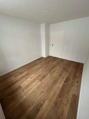 Leeres Zimmer mit Holzboden