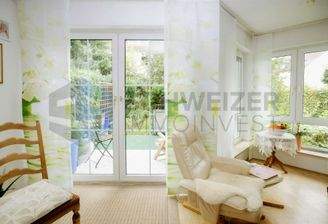 Wohnzimmer mit Zugang zur Terrasse