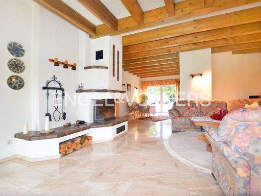 Wohnzimmer mit Kamin