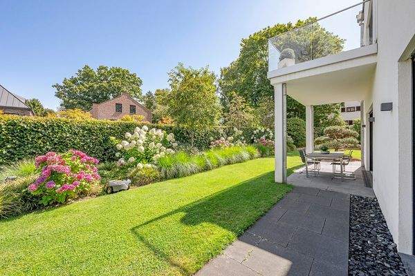 Teilüberdachte Terrasse mit Ostausrichtung