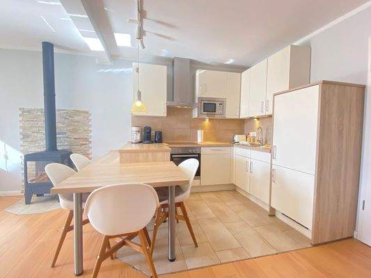 Einbauküche mit Essplatz