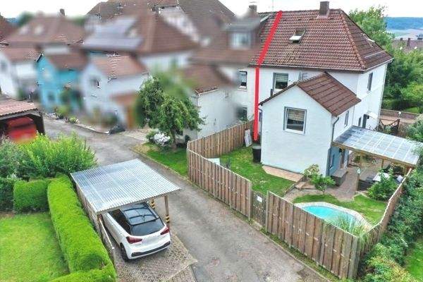 Ansicht mit Carport