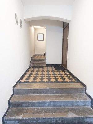 Blick vom Hauseingang in das Treppenhaus
